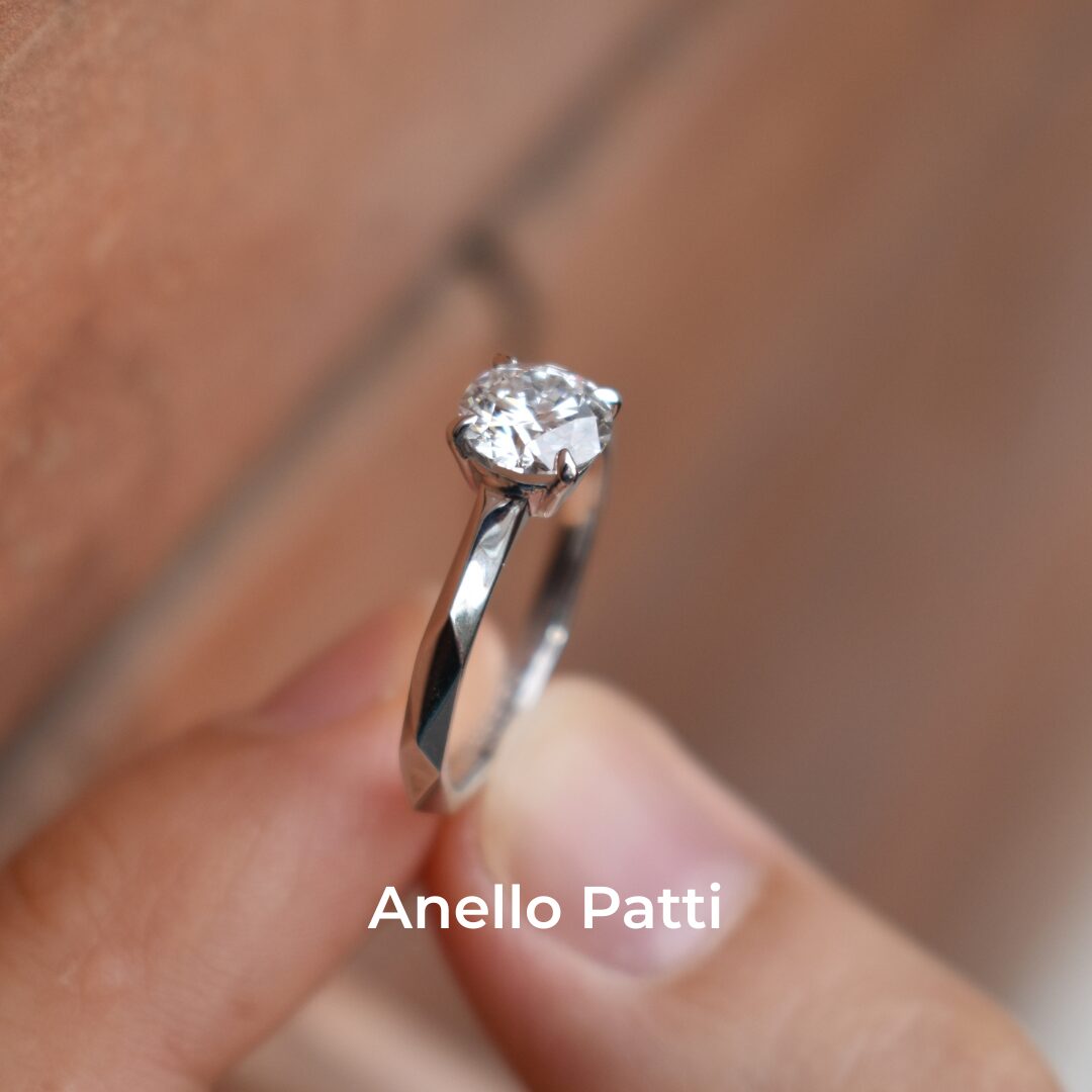 anelli di fidanzamento 2025, diamanti lab grown certificati, anelli di fidanzamento artigianali, anelli di fidanzamento personalizzati, oro etico 18k, anelli di fidanzamento sostenibili, anelli di fidanzamento made in Italy, diamanti creati in laboratorio per anelli di fidanzamento, tendenze anelli di fidanzamento, anelli di fidanzamento con zaffiri e diamanti, anelli di fidanzamento etici.