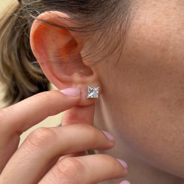 Orecchino Venere in oro bianco 18k carati etico 750 Fairmined e diamante lab grown taglio princess da laboratorio | Fàbera Jewelry