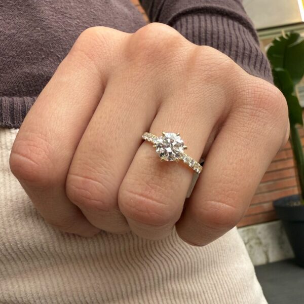 Anello di fidanzamento solitario Diana oro fairmined etico 18k 750 diamanti lab grown diamanti da laboratorio Fàbera Jewelry
