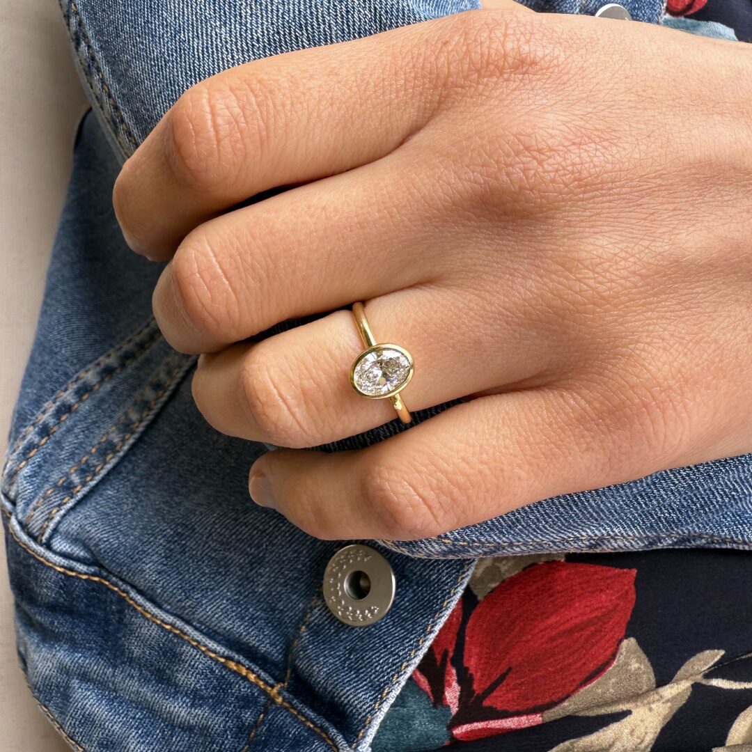 anello di fidanzamento solitario ZORA in Amelie in oro giallo fairmined etico 18k 750 diamanti lab grown diamanti da laboratorio Fàbera Jewelry