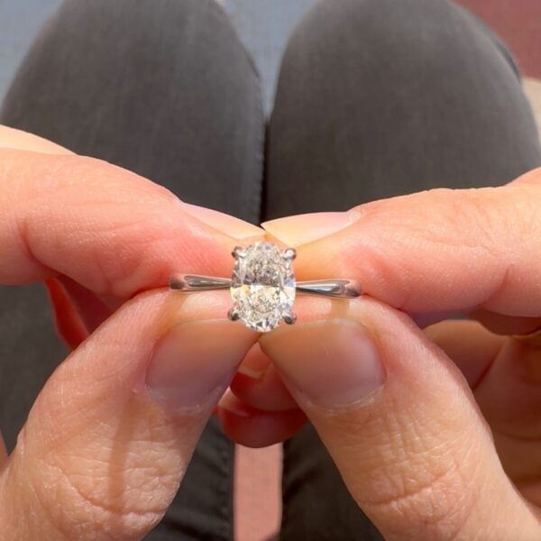 Anello di fidanzamento Anita in oro bianco certificato Fairmined 18k ovale
