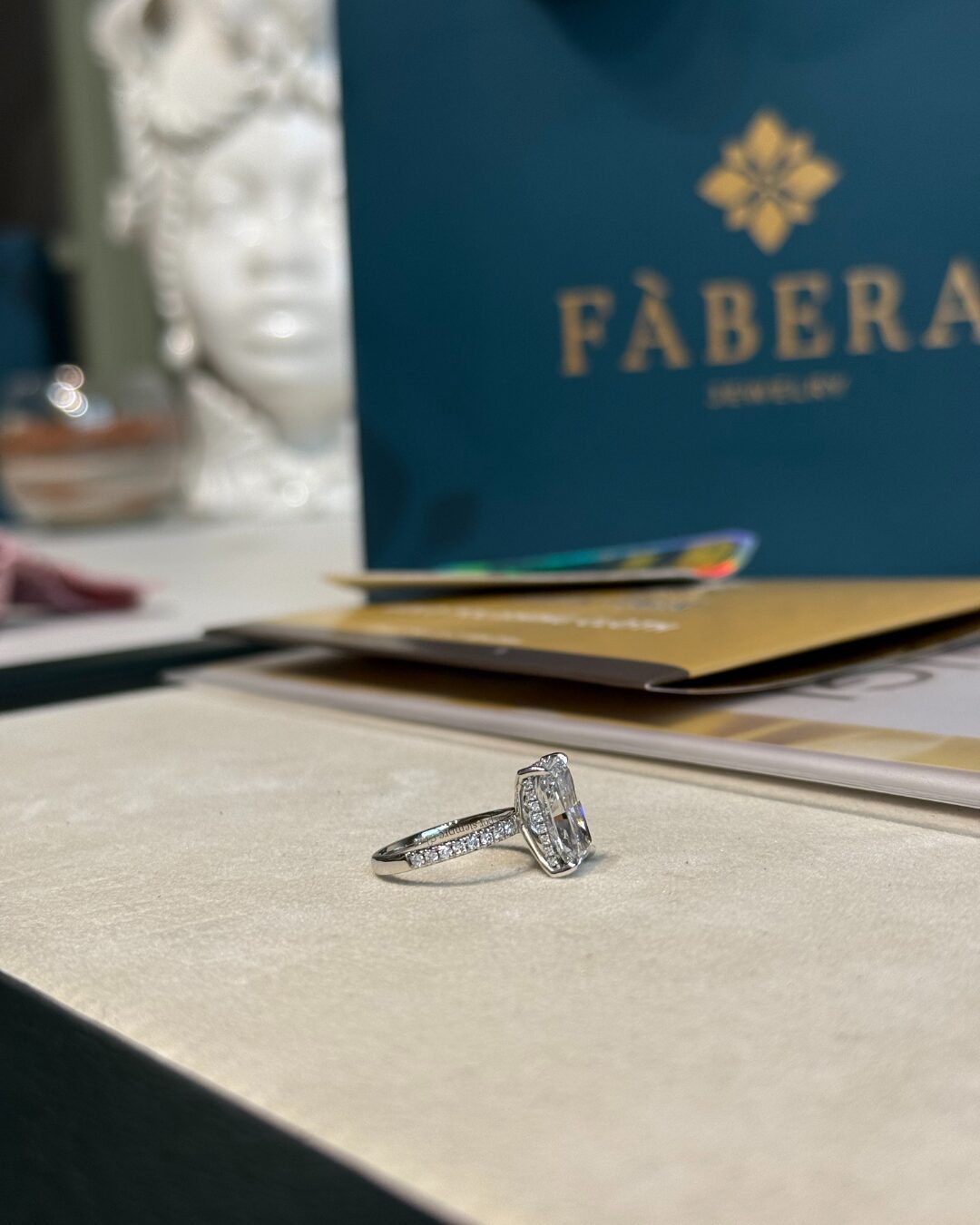 Roberto - Sharon - Anelli di fidanzamento su misura a Firenze. Diamanti lab grown certificati, oro Fairmined 18k e lavorazione artigianale nel nostro Atelier Fàbera.
