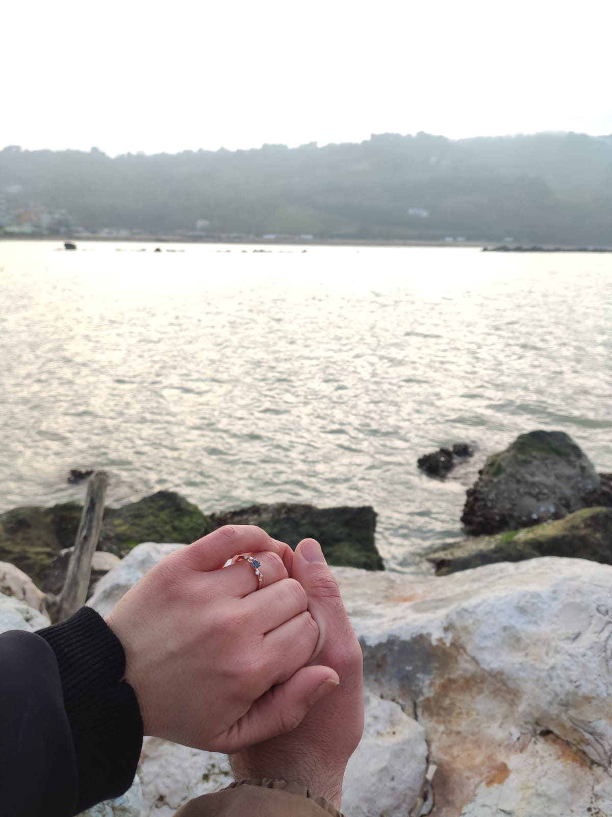 Clienti soddisfatti dei nostri anelli di fidanzamento etici e artigianali